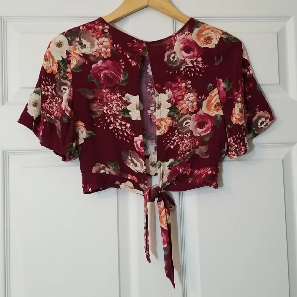 Crop top in burgundy w/flowers size S. - Picture 5 of 8
